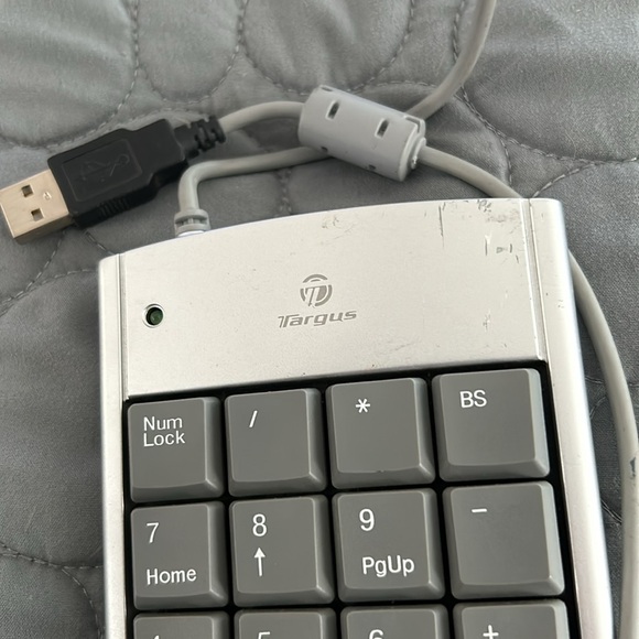 Targus Ultra Mini USB Keypad with USB Port Connector - Picture 2 of 4